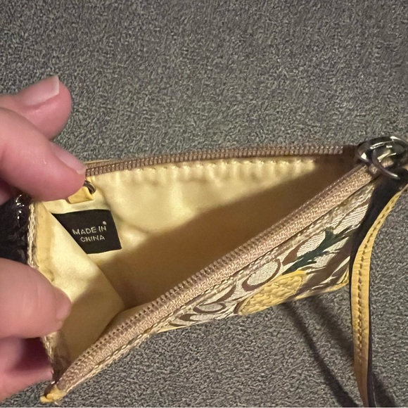 Coach Tan & Yellow Pineapple Small Coin Purse. Good Preowned Condition - Picture 5 of 5